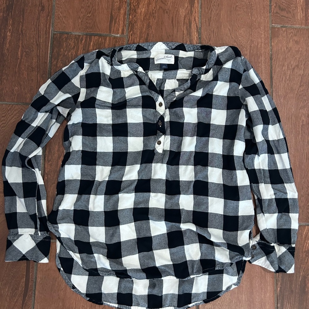 Universal thread size S black and white flannel top